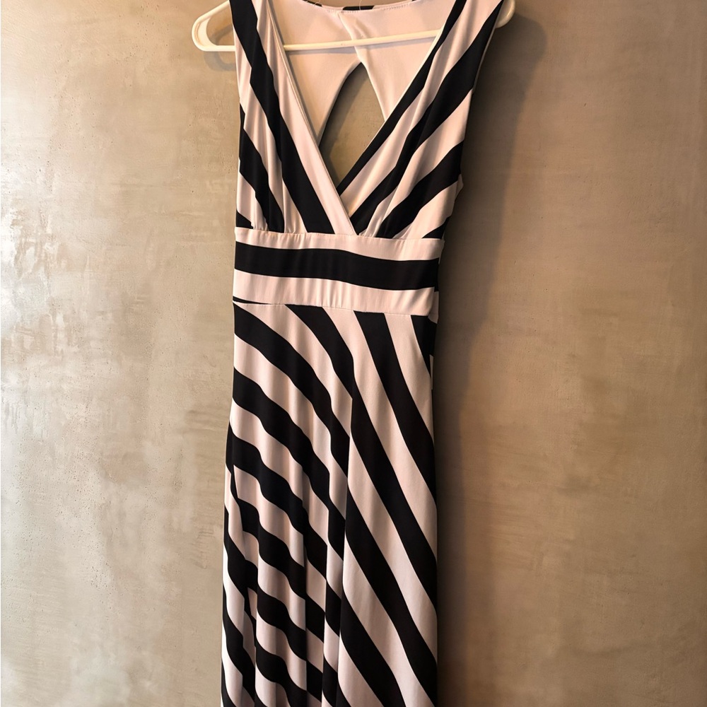 Elegant Black and White Striped Dress - Picture 3 of 3
